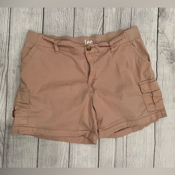 Lee Women's Tan Cargo Mid rise Shorts/size 14 - Picture 1 of 8